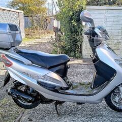 非常に良いエンジン。SYM Attila 125。ヘルメットケース付き。フロントディスクブレーキ付き。サイドスタンド付き。走行距離2428キロ。の画像