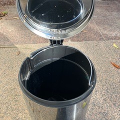 蓋付きゴミ箱の画像