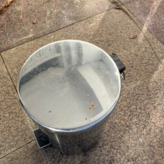 蓋付きゴミ箱の画像