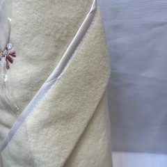 新品 木箱入り 王華 シルク混綿毛布 ダブルサイズ 140×200cm クリーム色 冬あったか夏涼しい 寝具 Eの画像