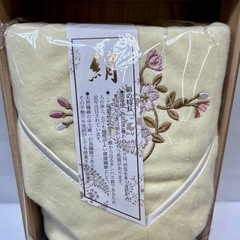 新品 木箱入り 王華 シルク混綿毛布 ダブルサイズ 140×200cm クリーム色 冬あったか夏涼しい 寝具 Eの画像