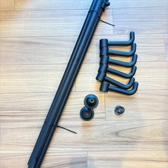 山善突っ張りポールハンガー（ブラック）の画像