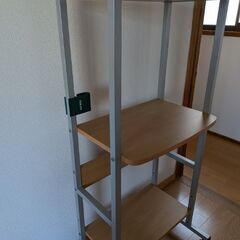 小さな綺麗なパソコンデスクの画像