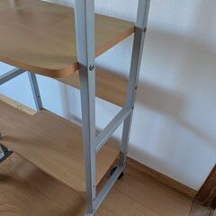 小さな綺麗なパソコンデスクの画像