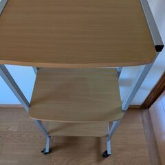 小さな綺麗なパソコンデスクの画像