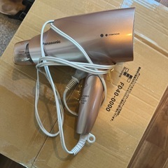 ジャーポットとヘアドライヤーの画像