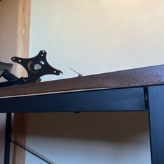 モニター固定アーム付きデスクの画像
