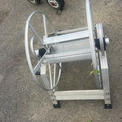 野菜畑の水やり用巻き取りのホースリールの画像