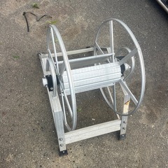 野菜畑の水やり用巻き取りのホースリールの画像