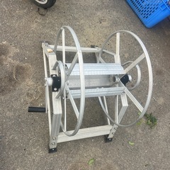 野菜畑の水やり用巻き取りのホースリールの画像
