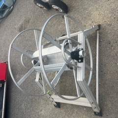 野菜畑の水やり用巻き取りのホースリールの画像
