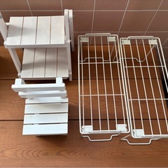 白いディスプレイスタンド4つセットの画像