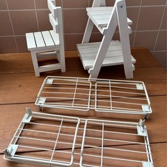 白いディスプレイスタンド4つセットの画像