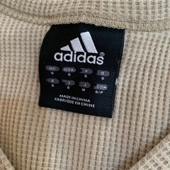 アディダス adidas 長袖カットソー ヘンリーネック ベージュの画像