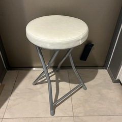 折りたたみスツール　白の画像