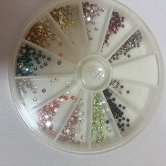 ネイルパーツセット 多色 ストーン ビーズ ケース付きの画像