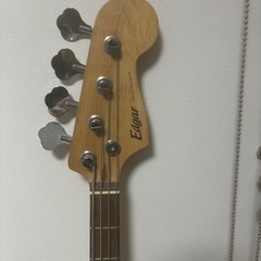 ギターとベースの画像