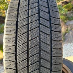 【超美品・極上バリ溝】ヤリスクロス他！ BS最高峰スタッドレス VRX3 (215/55R17) 2024年製造の画像