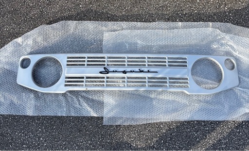 【 アピオ ヴィンテージアイアングリル JB64 JB74 JC74 専用】ジムニー シエラ 専用設計 取り付け 簡単 ボルトオン 純正 流用 耐久性 質感 高い 素材 スチール製 フロントグリル