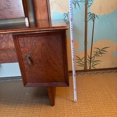 レトロな木目がお洒落！三面鏡ドレッサー / 化粧台（鏡を閉じるとキャビネットに）✨の画像