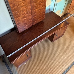 レトロな木目がお洒落！三面鏡ドレッサー / 化粧台（鏡を閉じるとキャビネットに）✨の画像