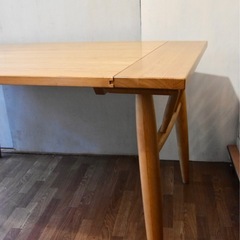 ダイニングテーブルの画像