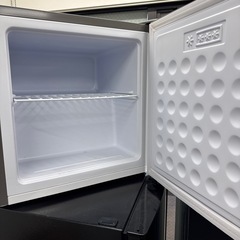 2022年製　冷凍庫 32L シルバー色の画像