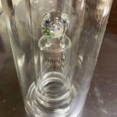 子豚が中にいる空き瓶の画像