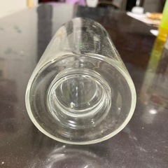 子豚が中にいる空き瓶の画像