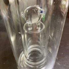 子豚が中にいる空き瓶の画像