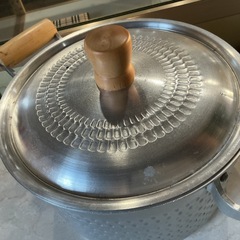 煮込みやスープ料理などに🍽️✨両手鍋🍲槌目打ち深型アルミ製容量約4.8L寸法約21cm深さ約15cm汚れあり💦グレーの画像
