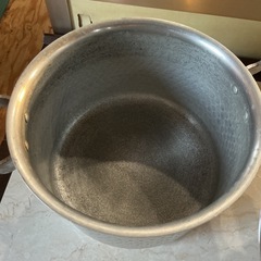 煮込みやスープ料理などに🍽️✨両手鍋🍲槌目打ち深型アルミ製容量約4.8L寸法約21cm深さ約15cm汚れあり💦グレーの画像