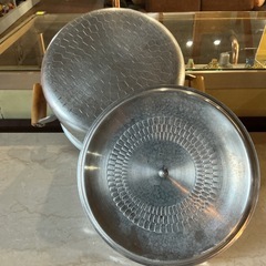 煮込みやスープ料理などに🍽️✨両手鍋🍲槌目打ち深型アルミ製容量約4.8L寸法約21cm深さ約15cm汚れあり💦グレーの画像