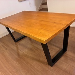 ダイニングテーブルの画像