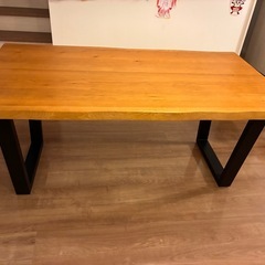 ダイニングテーブルの画像