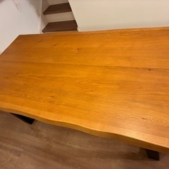 ダイニングテーブルの画像