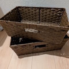 ワゴン、ダイソーのカゴ2個の画像