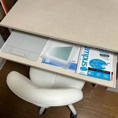 勉強机と椅子の画像