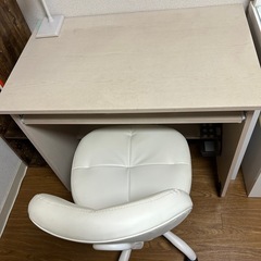 勉強机と椅子の画像