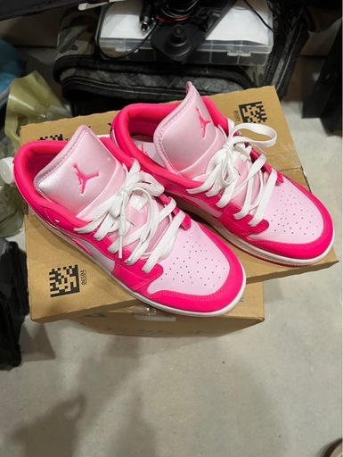 スニーカーナイキエアジョーダン1ロー 23.5cm‼️