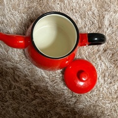 赤いホーローポットの画像