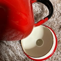 赤いホーローポットの画像