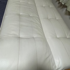 ホワイトレザー風 3人掛けソファベッドの画像