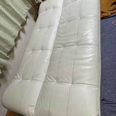 ホワイトレザー風 3人掛けソファベッドの画像