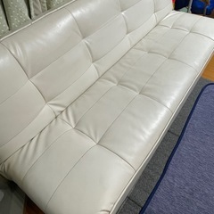 ホワイトレザー風 3人掛けソファベッドの画像