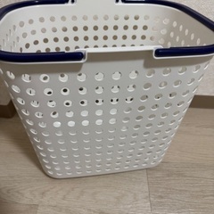 PCデスク、椅子、収納棚、カゴ、マットレスの画像