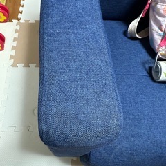 美品✨ブルーの2人掛けソファ／コンパクトサイズの画像
