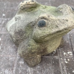 石像 カエルオーナメントの画像