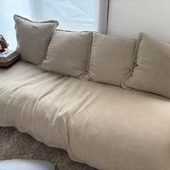 
三人掛け大きめソファーの画像