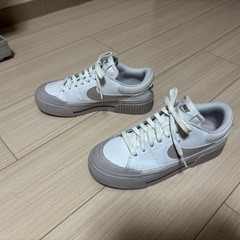 NIKEスニーカー23.5cm ウィメンズ コートレガシー リフト DM7590-105の画像